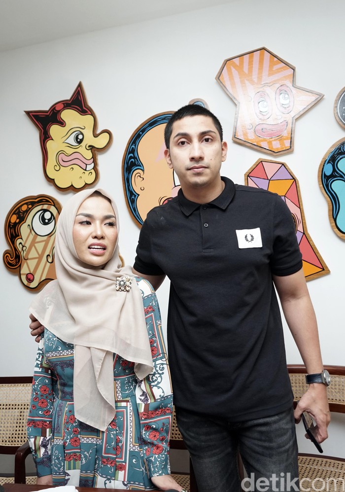 Medina Zein Medina Zein dan suaminya saat ditemui di kawasan Kebayoran Baru.