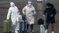 Tak hanya melindungi tubuh dengan menggunakan alat pelidung seperti masker dan sarung tangan, ada pula warga yang melindungi kopernya dengan mengenakan sarung. Sarung multifungsi itu tak hanya dapat melindungi koper dari goresan maupun kerusakan lainnya, tetapi juga mampu mengurangi kontak langsung koper dengan orang lain. AP Photo/Andy Wong.