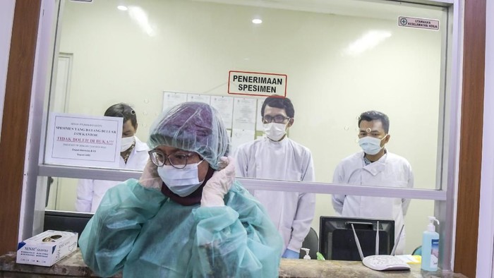 Kepala Balitbangkes Kementerian Kesehatan Siswanto (kiri) bersama Kepala Pusat Penelitian dan Pengembangan Biomedis dan Teknologi Dasar Kesehatan Kementerian Kesehatan Vivi Setiawaty (kanan) mengenakan pakaian steril saat akan memasuki Labotarium Badan Penelitian dan Pengembangan Kesehatan (Balitbangkes) di Jakarta, Selasa (11/2/2020). Balitbangkes merilis data terbaru hasil pemeriksaan pasien dalam pengawasan novel coronavirus per 10 februari 2020 pukul 18.00 WIB, total kasus yang spesimennya dikirim ke Laboratorium Balitbangkes sebanyak 64 kasus, sebanyak 62 kasus uji spesimen hasilnya negatif novel coronavirus dan dua masih dalam pemeriksaan. ANTARA FOTO/Galih Pradipta/hp.