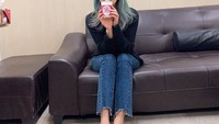 Lulusan Korea National University of Arts ini terlihat berfoto dengan segelas minuman. Ia memamerkan banyak pose menggemaskan. Foto: Instagram sodam_park_0908