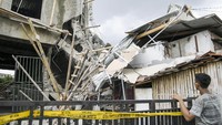 Pihak kepolisian terus melakukan penyelidikan terkait Gedung berlantai tiga yang sedang dalam proses pembangunan tersebut ambruk pada Selasa (11/2) pukul 11.00 WIB, sementara polisi masih menyelidiki penyebab kejadian.