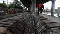 Desain tanggul tersebut juga dibuat untuk pedestrian atau trotoar.