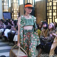 Desainer Nonita Respati menampilkan karya terbaru dari label Purana di koleksi Spring 2020, di Shangri-La Hotel, Jakarta, Senin [10/2/2020]. Foto: Mohammad Abduh/Wolipop