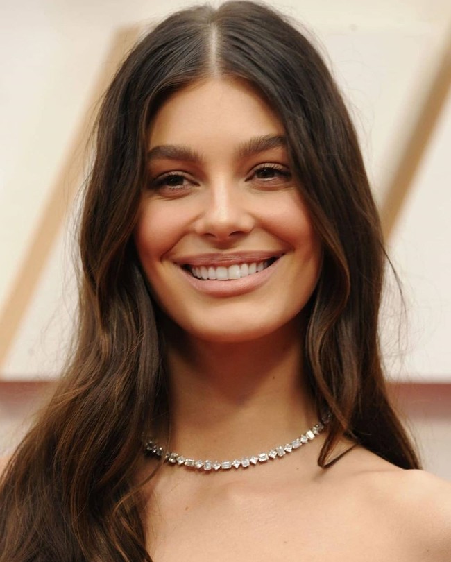 Status Camila Morrone sebagai kekasih Leonardo DiCaprio pertamakali terungkap pada akhir 2017. Pada Mei 2019, Leonardo tertangkap kamera sedang menjadi fotografer pribadi atau sering disebut Instagram boyfriend, untuk kekasihnya yang masih berusia 21 tahun. Saat menikmati makan siang mereka di Hotel du Cap-Eden-Roc, keduanya pun menyempatkan diri mengambil foto.  Foto: Amy Sussman/Getty Images, Dok. Instagram