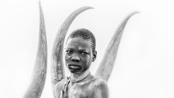 Foto karya Trevor Cole dari Irlandia yang berjudul Mundari Boy memenangkan juara ketiga kontes fotografi hitam dan putih untuk kategori documentary & street. Istimewa/Dok. Boredpanda.