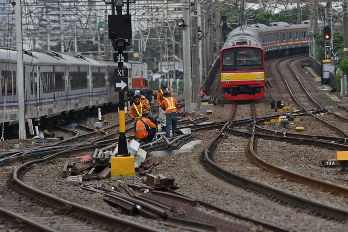 REKAYASA PERJALANAN KRL COMMUTER LINE Sejumlah petugas mengecek jalur rel di Stasiun KA Manggarai, Jakarta, Selasa (11/2/2020). PT Kereta Commuter Indonesia (KCI) dan PT Kereta Api Indonesia (KAI) Daerah Operasi 1 Jakarta akan mengganti wesel di Stasiun Gambir dan Stasiun Jakarta Kota sehingga mengakibatkan 45 perjalanan Commuter Line dari Stasiun Cikarang/Bekasi dan Depok/Bogor tujuan Stasiun Jakarta Kota hanya sampai Stasiun Manggarai selama 11 hari pada 13-23 Februari 2020. ANTARA FOTO/Aditya Pradana Putra/foc. *** Local Caption ***