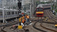 Sejumlah petugas melakukan perawatan rel di Stasiun KA Jakarta Kota, Jakarta, Selasa (11/2/2020).
