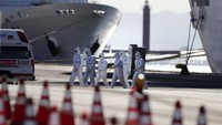 Terkait dengan penanganan dan pencegahan penyebaran virus corona tersebut, Menteri Kesehatan Jepang Katsunobu Kato mengatakan pemerintah Jepang sedang mempertimbangkan untuk menguji semua orang yang berada di atas kapal pesiar tersebut terkait virus corona. AP Photo/Jae C. Hong.