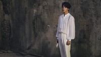 Dalam masing-masing teaser white ada bulu-bulu angsa putih berterbangan. Seperti dalam foto Jimin ini. (Big Hit Labels) 