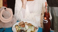 Kalau momen yang satu ini adalah saat Aghnia Punjabi makan di warung kaki lima. Posenya yang sambil makan kerupuk ini buat netizen salah fokus, karena ada lalat yang menghinggap di hidungnya. Momen langka, tulis Aghnia dalam caption. Foto: Instagram @aghniapunjabi