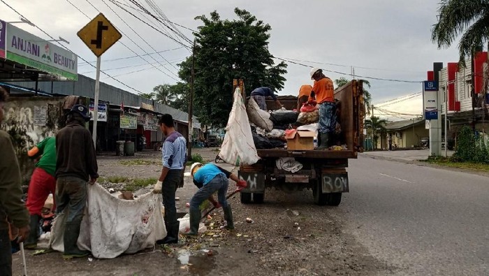Petugas kebersihan membersihkan sampah di Timika, Papua