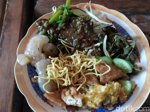 Ada Biduan di Balik Kepopuleran Rujak Gamel, Simak Luuur!