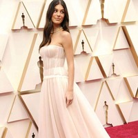 Stylist Camila Morrone, Micah Schifman, mengungkapkan gaun strapless yang dipakai sang model itu sebenarnya adalah sebuah gaun pengantin. Ball gown tersebut bagian dari koleksi pengantin Carolina Herrera. Foto: Amy Sussman/Getty Images, Dok. Instagram