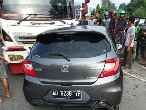 Bak Film Action, Truk Gandeng Tabrak-Seret Mobil di Exit Tol Bawen