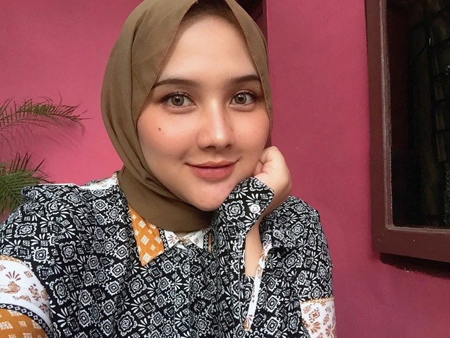 Sahrul Gunawan yang dikenal sebagai penyanyi, aktor, model, dan juga presenter ini mengaku belum terlalu mengenal sosok wanitanya, meskipun usianya beda 19 tahun. Alhamdulillah nggak ada, dia orangnya ramah, care sama orang lain, kalau ditanya sudah tahu betul mengenai dia, belum, ujar Sahrul. Foto: instagram @unamaulina.