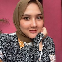 Sahrul Gunawan yang dikenal sebagai penyanyi, aktor, model, dan juga presenter ini mengaku belum terlalu mengenal sosok wanitanya, meskipun usianya beda 19 tahun. Alhamdulillah nggak ada, dia orangnya ramah, care sama orang lain, kalau ditanya sudah tahu betul mengenai dia, belum, ujar Sahrul. Foto: instagram @unamaulina.