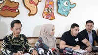 Medina Zein ditemani suaminya, Lukman Azhari, dan kuasa hukumnya saat ditemui di kawasan Kebayoran Baru, Jakarta Selatan pada Selasa (11/2). Pool/Palevi S/detikFoto.
