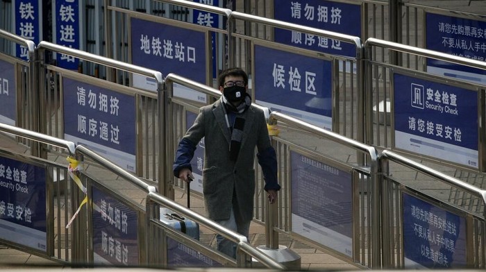Libur Tahun Baru Imlek telah berakhir sejak Senin (10/2) lalu. Warga mulai kembali ke Beijing dengan kenakan masker dan alat pelindung guna cegah virus corona.