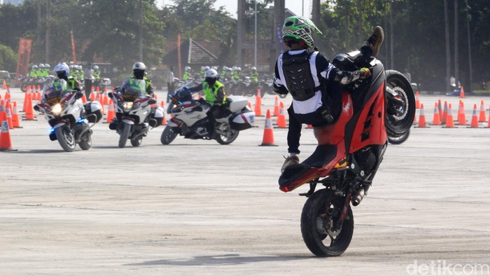Sejumlah personel Polri unjuk gigi memamerkan freestyle berkendara di sela pembukaan Indonesia Safety Driving Center (ISDC).