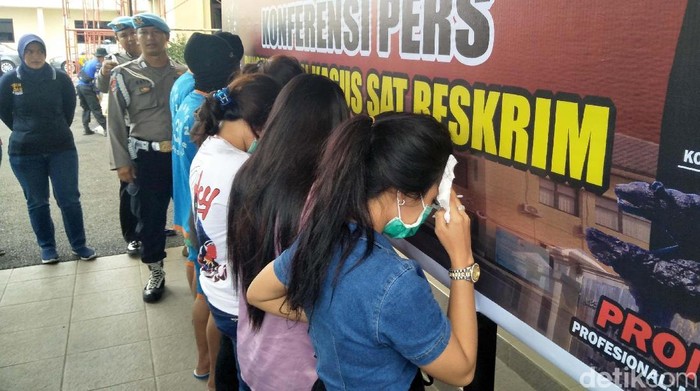 Polisi menangkap empat PSK dan dua muncikari di Cianjur, Jawa Barat. Para pekerja seks komersial (PSK) itu melayani khusus turis asal Timur Tengah.
