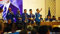 Ketua OC Eko Hendro Purnomo turun tangan menenangkan peserta kongres.
