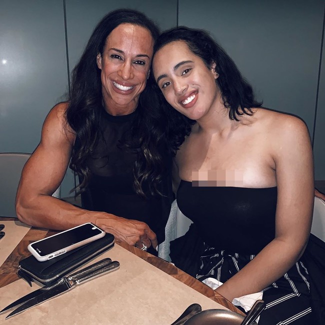 Adalah berkat dalam hidupku melihat kamu tumbuh @simoneGJohnson dan selagi warisan keluarga mungkin menjadi wadahmu, masa depanmu akan menjadi milikmu sendiri. Selamat cintaku karena menjalani mimpimu dan selamat datang kepada @WWENXT @wwe, tulis Dany. Foto: Instagram @simonegjohnson