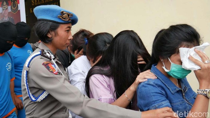 Polisi menangkap empat PSK dan dua muncikari di Cianjur, Jawa Barat. Para pekerja seks komersial (PSK) itu melayani khusus turis asal Timur Tengah.