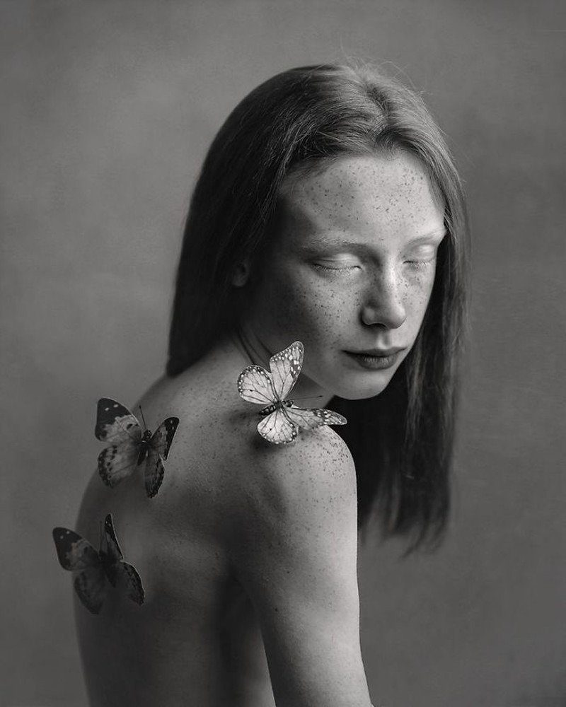 Kompetisi foto hitam-putih memamerkan sejumlah karya terbaik dari berbagai fotografer di dunia. Penasaran deretan foto-fotonya? Yuk, lihat.