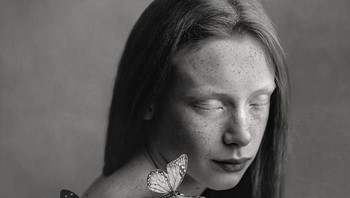 Foto karya Marioa Glajcar dari Polandia yang berjudul Fragile berhasil meraih juara pertama dalam kontes fotografi hitam dan putih untuk kategori fine art. Istimewa/Dok. Boredpanda.