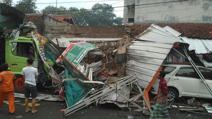 Truk gandeng tabrak rumah dan toko oleh-oleh di cirebon