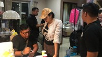 Foto: Lucinta Luna tidak melawan saat ditangkap polisi. Dia bersama Abash dan 2 lainnya kemudian digiring ke Polres Jakbar untuk pemeriksaan lebih lanjut (dok.istimewa)