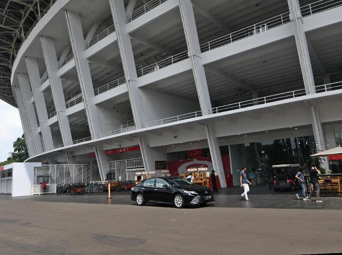 Direktur Utama Pusat Pengelola Komplek Gelora Bung Karno (PPK GBK) Winarto menjelaskan rencana rute sirkuit yang disiapkan untuk balap mobil Formula E di kompleks GBK, Senayan, jakarta, Selasa (11/2/2020). Pengelola menyatakan siap menjadikan GBK sebagai tempat yang dipilih sebagai sirkuit Formula E di Jakarta dengan syarat tak akan menggunakan seluruh area dalam ring road Stadion GBK yang biasa digunakan masyarakat untuk berolahraga. ANTARA FOTO/Aditya Pradana Putra/foc. *** Local Caption ***