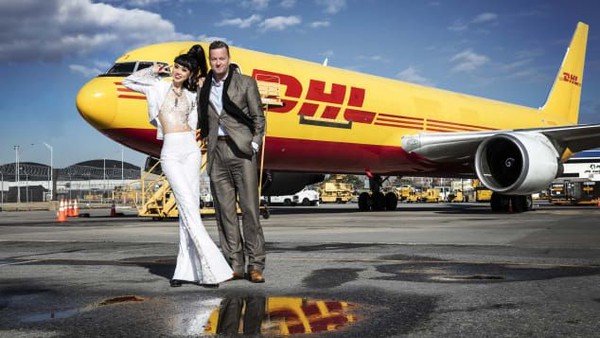 J Winter Fashion Show 2020 adalah produksi ke-25 Jessica Minh Anh sejak melenggang catwalk-nya di Tower Bridge London. Bermitra dengan perusahan jasa pengiriman DHL, para model akan bergaya dengan latar pesawat, helikopter, truk, dan truk hemat energi DHL (Foto: John Oakley/CNN) J Winter Fashion Show 2020 adalah produksi ke-25 Jessica Minh Anh sejak melenggang catwalk-nya di Tower Bridge London. Bermitra dengan perusahan jasa pengiriman DHL, para model akan bergaya dengan latar pesawat, helikopter, truk, dan truk hemat energi DHL (Foto: John Oakley/CNN)