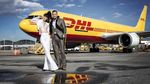 Model Cantik Catwalk di Mesin Jet Pesawat