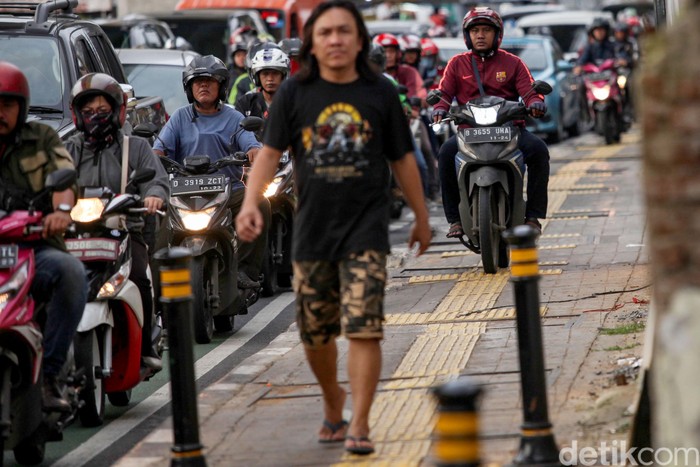 Terlalu! Trotoar Fatmawati juga 'Dibajak' Pemotor Nakal Sejumlah pemotor nekat 'bajak' trotoar di jalan Fatmawati, Jakarta Selatan, Selasa (11/2/2020). Aksi tak terpuji ini tidak layak untuk dicontoh.