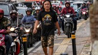 Masuknya motor di jalur pejalan kaki atau pedestrian atau trotoar tentu mempersempit ruang gerak untuk para pejalan kaki.