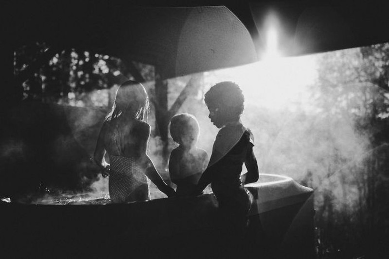 Kompetisi foto hitam-putih memamerkan sejumlah karya terbaik dari berbagai fotografer di dunia. Penasaran deretan foto-fotonya? Yuk, lihat.