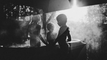 Foto karya Samantha Dell dari Amerika Serikat yang berjudul Morning Light berhasil memenangkan juara ketiga fotografi hitam dan putih the lifestyle category. Istimewa/Dok. Boredpanda.