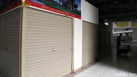Belum semua kios dihuni oleh pedagang. Hal itu terlihat dari deretan kios yang masih tutup.