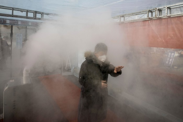 Warga China 'Mandi' Desinfektan untuk Tangkal Virus Corona Antisipasi penyebaran virus corona yang kini memiliki nama resmi Covid-19 terus dilakukan di China. Warga disemprot desinfektan untuk menangkal virus tersebut.