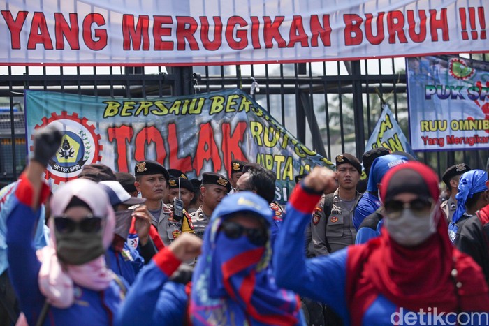 Massa buruh menggelar demo di Gedung DPR RI, Jakarta, untuk menolak Omnibus Law Cipta Kerja. Buruh mengancam mogok massal bila RUU tersebut disahkan.