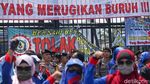 Massa Buruh Geruduk DPR Tolak Omnibus Law Cipta Kerja