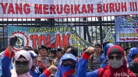 Suasana aksi unjuk rasa para buruh di depan Gedung DPR, Senayan, Jakarta, Rabu (12/2/2020).