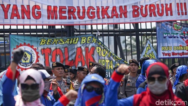 Massa Buruh Geruduk DPR Tolak Omnibus Law Cipta Kerja