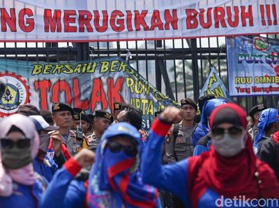 Massa Buruh Geruduk DPR Tolak Omnibus Law Cipta Kerja
