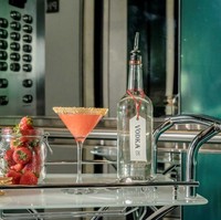 Di hotel W Los Angeles-West Beverly Hills ini kamu bisa mendapatkan layanan unik yang tidak akan kamu dapatkan di hotel murah. Para tamu yang masuk ke lift hotel pada Sabtu malam akan menemukan layanan Sip N Lift Cocktail Caddy di mana akan ada bartender yang melayanimu di dalamnya. Jika berminat menginap di sini hotel ini dipatok dengan harga mulai dari US$ 739 atau sekitar Rp 10,1 juta per malamnya. Foto: dok. W Los Angeles-West Beverly Hills