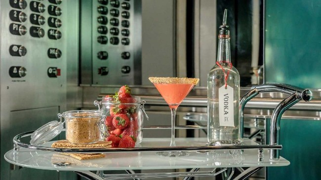 Di hotel W Los Angeles-West Beverly Hills ini kamu bisa mendapatkan layanan unik yang tidak akan kamu dapatkan di hotel murah. Para tamu yang masuk ke lift hotel pada Sabtu malam akan menemukan layanan Sip N Lift Cocktail Caddy di mana akan ada bartender yang melayanimu di dalamnya. Jika berminat menginap di sini hotel ini dipatok dengan harga mulai dari US$ 739 atau sekitar Rp 10,1 juta per malamnya. Foto: dok. W Los Angeles-West Beverly Hills