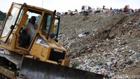 Melalui JOSS, sampah yang berasal dari Tempat Pembuangan Akhir (TPA) Kebon Kongok dikumpulkan dalam bak, lalu dimasukkan cairan bio activator untuk dilakukan proses peuyeumisasi, kemudian sampah dijemur hingga kering.