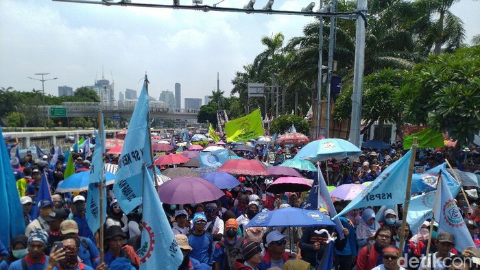 Demo buruh tolak Omnibus Law Cipta Kerja di DPR (Foto: Sachril/detikcom)