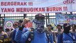 Massa Buruh Geruduk DPR Tolak Omnibus Law Cipta Kerja